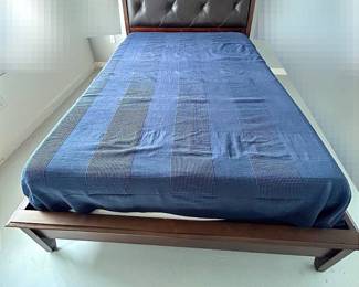 Beatiful Bassett Queen Bed Wood. Mattess Not Included