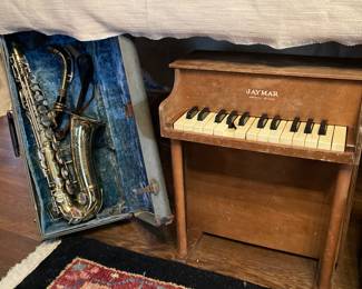 Mini toy piano, Saxaphone