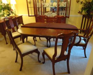 Henkel-Harris Table Set (extra leaves and cover) Seats 6 comfortably. Perfect for Bridge or use the cover for Poker night or Beer Pong