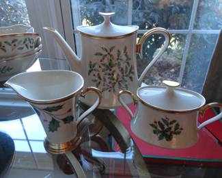 Lovely Lenox Holiday Tea Pot Set