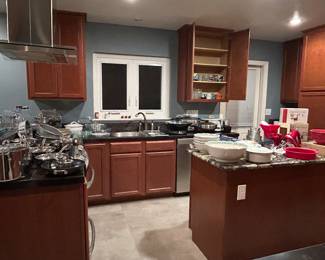Beautiful cooks kitchen - Cuisinart, KitchenAid, Breville, Pampered Chef and much more !