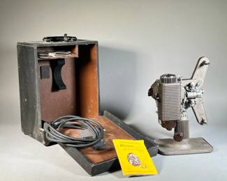 REVERE EIGHT MOVIE PROJECTOR | In original case. -  l. 10.75 x w. 7.5 x h. 14.5 ft (case)

