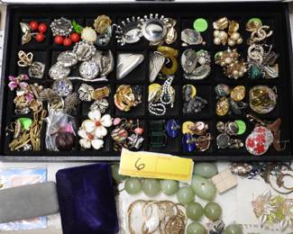 6 Costume jewelry grouping