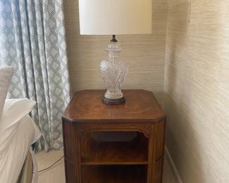 Drexel end table & large glass lamp