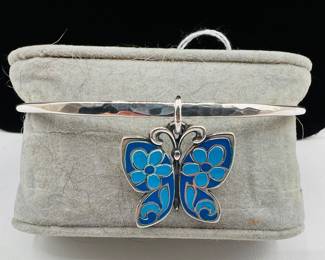 James Avery Blue Enamel Butterfly Charm

James Avery Bracelet 

Both sold separately 

1 of 2