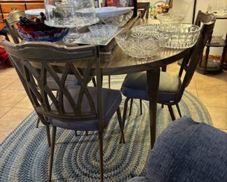 Nice table set with 2 leaves and 6 chairs, all in good shape.