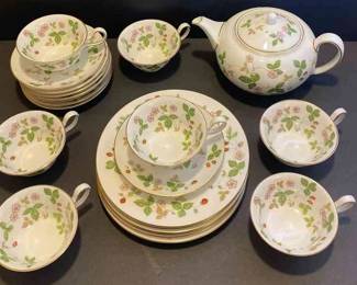 Wedgewood Wild Strawberry Teapot Cups Saucers And Dessert Plates
