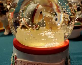 RARE "FROSTY FRIENDS MUSICAL SNOW GLOBE