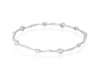 201
A Diamond Bangle
With 10 collet-set round brilliant-cut diamonds weighing 1.47 carats, mounted in 18K white gold.
9.8 grams
2 1/2" D
Estimate: $2,000 - $3,000