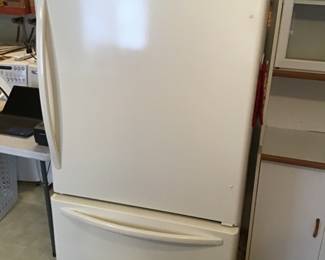Whirlpool Refrigerator (Model G82SHTXTT01)