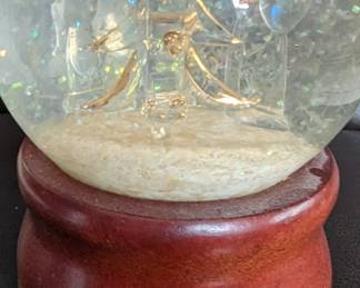 Musical snow globe 
