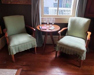 PAIR OF ARMCHAIRS AND SIDE TABLE