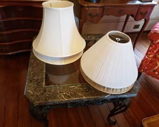 END TABLE WITH GLASS TOP AND METAL BASE