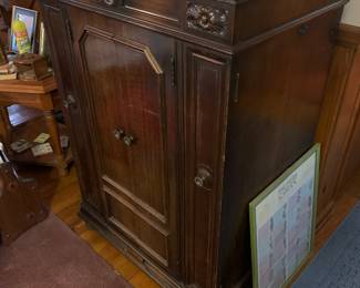 Victrola - Victor Talking machine with extra needles and record catalogue