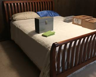 Slotted sleigh bed, queen size, made by Ethan Allen. Really pretty and we’ll built!