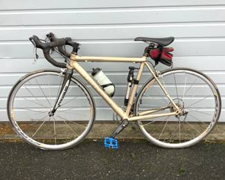 ARKA231 Mens Cannondale Racing Bike R1000 Cannondale Premium Slice Racing bike. Has 26' tires with Ksyzium Elite rims. Has a 20' frame with ram handle bars. Has the Shimano Ultegear flight deck system.