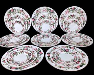 JETH966 Wedgewood Hathaway Rose Plates Bone China, made in England in the Hathaway Rose pattern