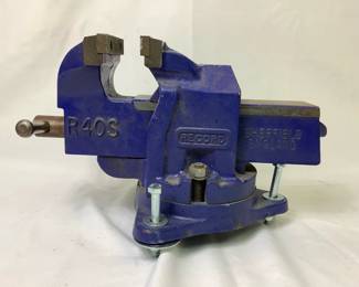 JSHI223 Record R40S Swivel Engineers Vice This vice features a jaw width of 4'. Has a swivel base and this vice does have some wear to it.