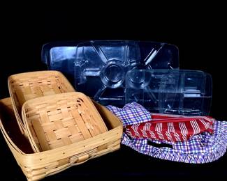 JOSW910 Longaberger Serving Vanity Rectangular Basket Trio 3 Handwoven baskets, Ohio. Large 20" basket includes 2 plastic liners and 2 fabric liners. Medium 14.5" basket includes 1 plastic liner, small 10" basket includes 1 clear divider and 1 fabric liner.