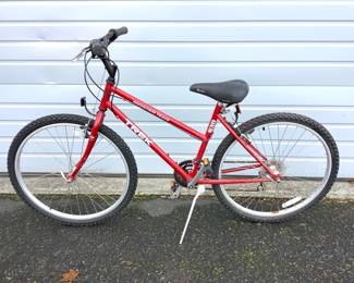 JOSW218 Womans Red 830 Mountain Track 17 Bike Mountain Track Trek ladies bike. Fully functional bike, could use a nice wipe down.