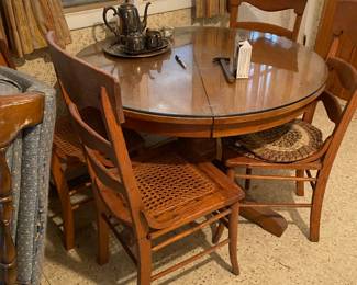 Round dining room table has 2 leaves 