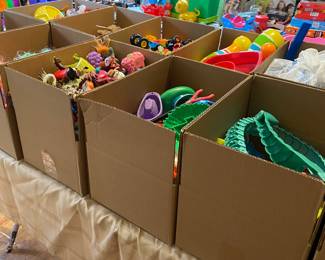 Lot and lots of toys too many to list
This is a selection of box toy deals