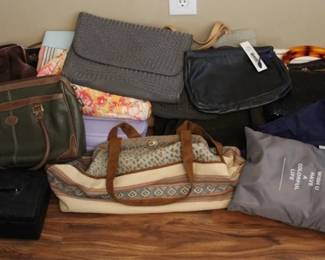 623 - Assorted purses, handbags & more

