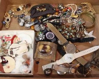 722 - Assorted costume jewelry
