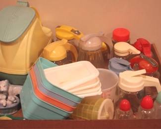 538 - Tray of Assorted Items Plastics, Shakers, Syrup Pitcher
