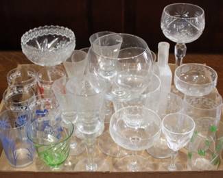 707 - Assorted glass items
