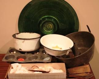 577 - Tray Lot of Assorted Items Enamelware / Bundt Pan
