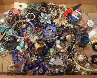 721 - Assorted costume jewelry
