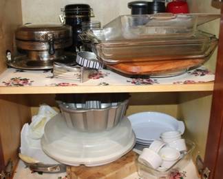 655 - Cabinet lot of items
