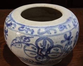 702 - Blue & white pottery vase, 5.5 x 6 has stress crack
