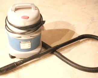 407x - Shop Vac w/ attachment
