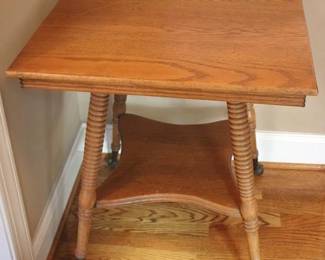 599 - Vintage oak ball & claw foot lamp table 28 x 24 x 24 glass ball & claw foot feet
