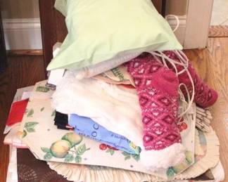 886 - Assorted Linens
