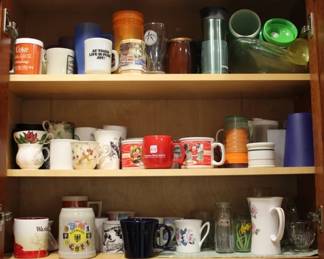 660 - Cabinet lot of items
