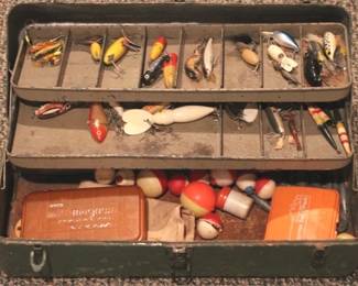 516 - Green Tackle Box w/tackle 7 x 18 x 7 Inches
