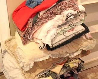 400 - Assorted Pillows & Blankets
