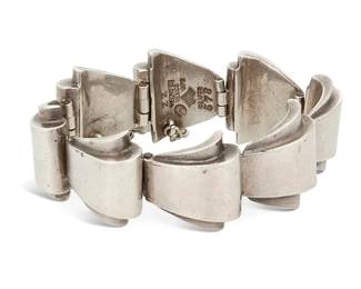 2151
An Antonio Pineda Mexican Silver Bracelet
Antonio Pineda (1919-2009)
Circa 1953-1979; Taxco, Mexico
Stamped with crown mark for Antonio Pineda; Eagle 17; further stamped: Hecho en Mexico / 970 / Silver / ZZ578
A sterling silver link bracelet comprised of curved, flared architectural links
6.5" L x 1" H
71.9 grams
Estimate: $500 - $700