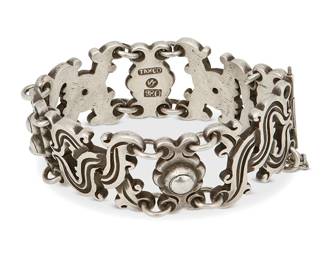 2136
A William Spratling Mexican Silver Link Bracelet
William Spratling (1900-1967)
Circa 1939, First Design Period; Taxco, Mexico
Stamped for William Spratling; further stamped: Taxco / 980
Comprising a sterling silver incised link and silver ball "Vindobonensis" style bracelet
7.25" L x 1" H
113.3 grams
Estimate: $400 - $600