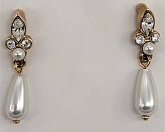 Lot 804   0 Bid(s)
Faux Pearl Gold Tone Crystal Drop Earrings