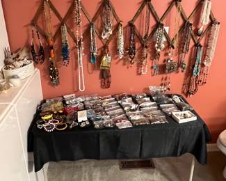 Lots of good jewelry 
