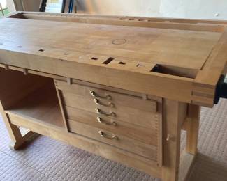 Wooden Work Bench With Built In Clamp