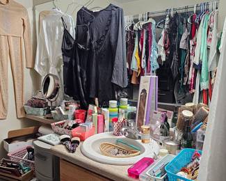 Bathroom-Vanity/Lingerie