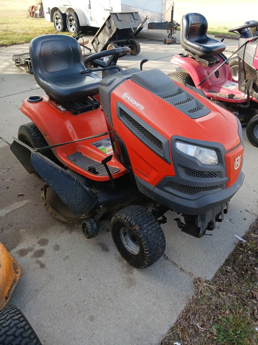 Husqvarna YTH 22V46 Riding Mower. Runs Great! 22 Hp. 46" Cutting Deck 