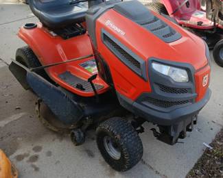 Husqvarna YTH 22V46 Riding Mower. Runs Great! 22 Hp. 46" Cutting Deck 