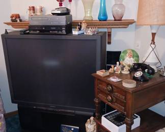 Big Screen Sony T.V. 2 End Tables and 1 of 2 Vintage Lamps!