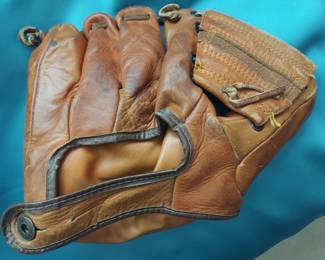 Back of Fox model glove